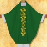 Casula verde bordada IHS na moldura