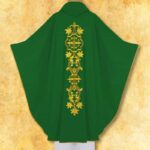Casula verde bordada IHS na moldura