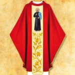Casula Vermelha Bordada de São Maximiliano Kolbe