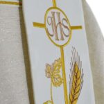 Estola bordada ecru IHS Espigas e Uvas