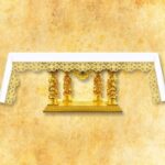 Toalha bordada dourada com IHS