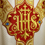 Casula litúrgica bordada ecru com síNossa Senhoraolo IHS