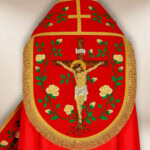 Haftowana kapa rzymska w kolorze czerwonym "Jezus Na Krzyżu"