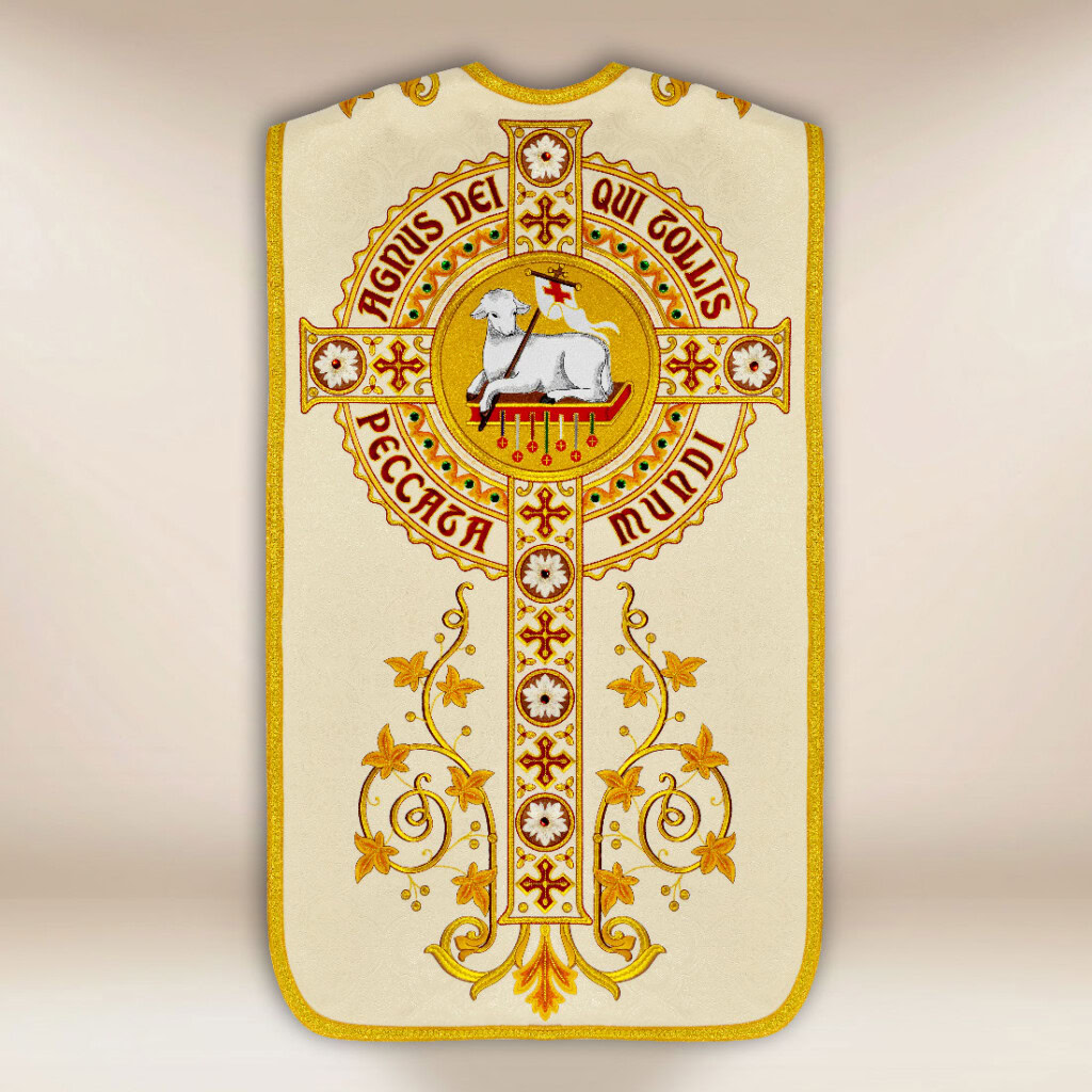 Casula romana bordada Cordeiro de Deus com ornamentação religiosa dourada