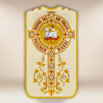Casula romana bordada Cordeiro de Deus com ornamentação religiosa dourada