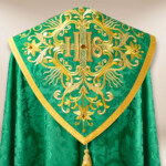 Capa litúrgica bordada verde