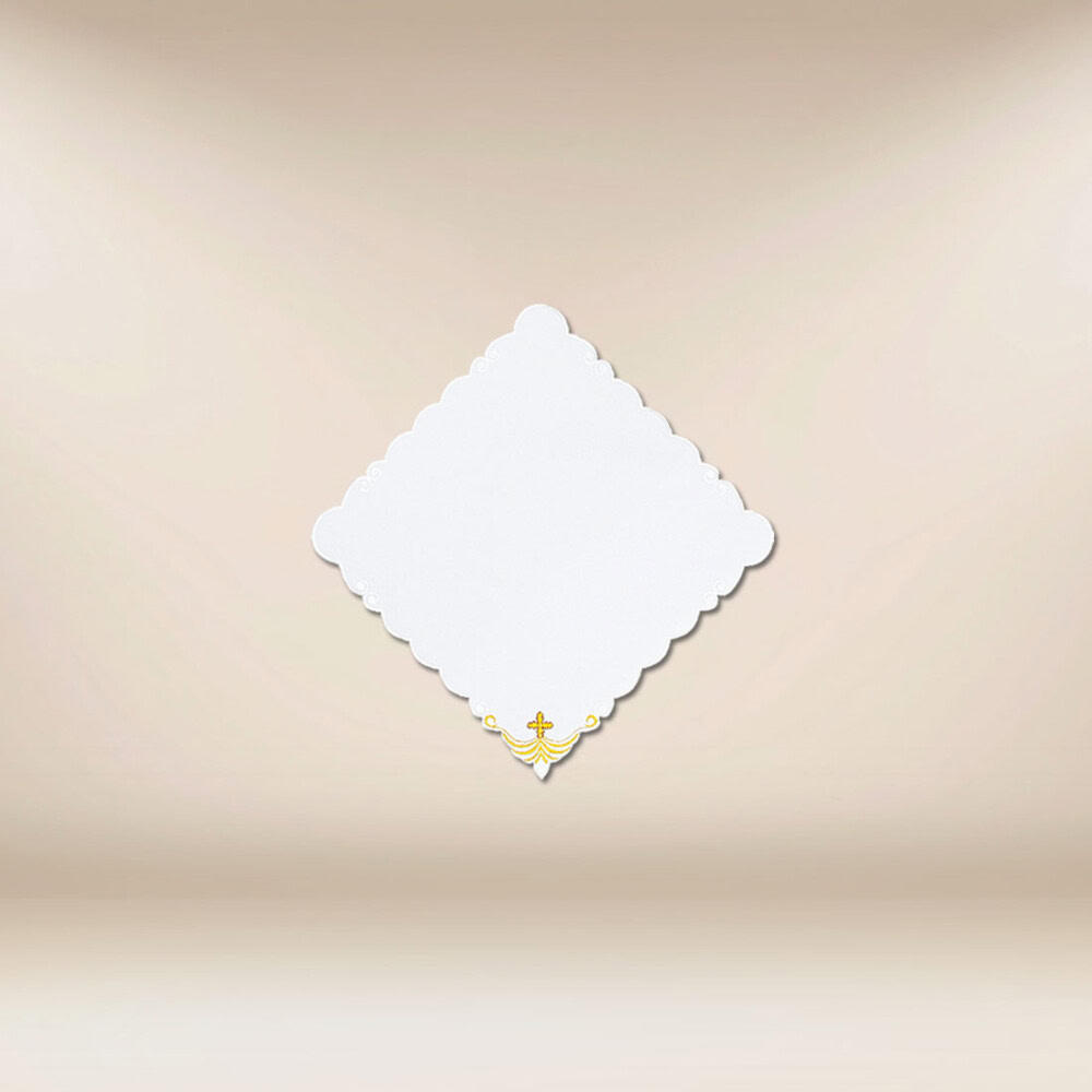 Cobertura bordada com dimensões de 32cm × 32cm
