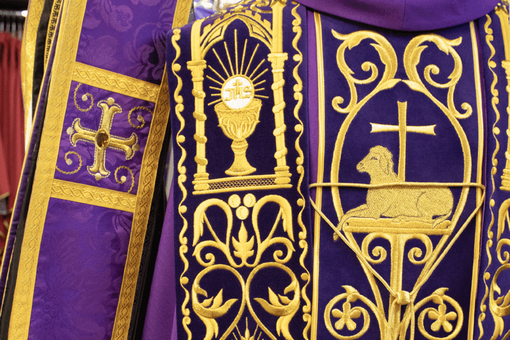 O SIGNIFICADO DAS VESTES LITÚRGICAS NA CELEBRAÇÃO DA EUCARISTIA