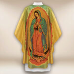 Casula dourada com imagem da Mãe de Deus de Guadalupe