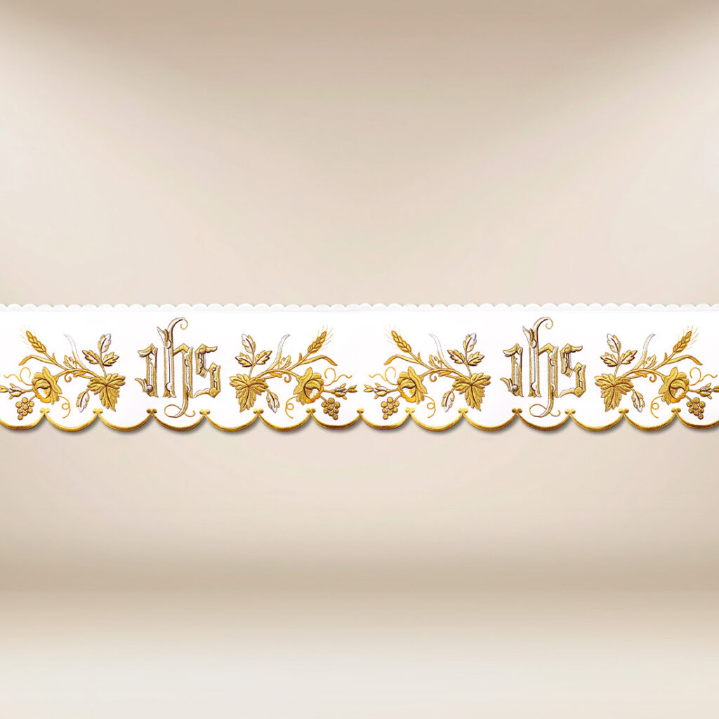 Tira de renda bordada com delicado bordado dourado