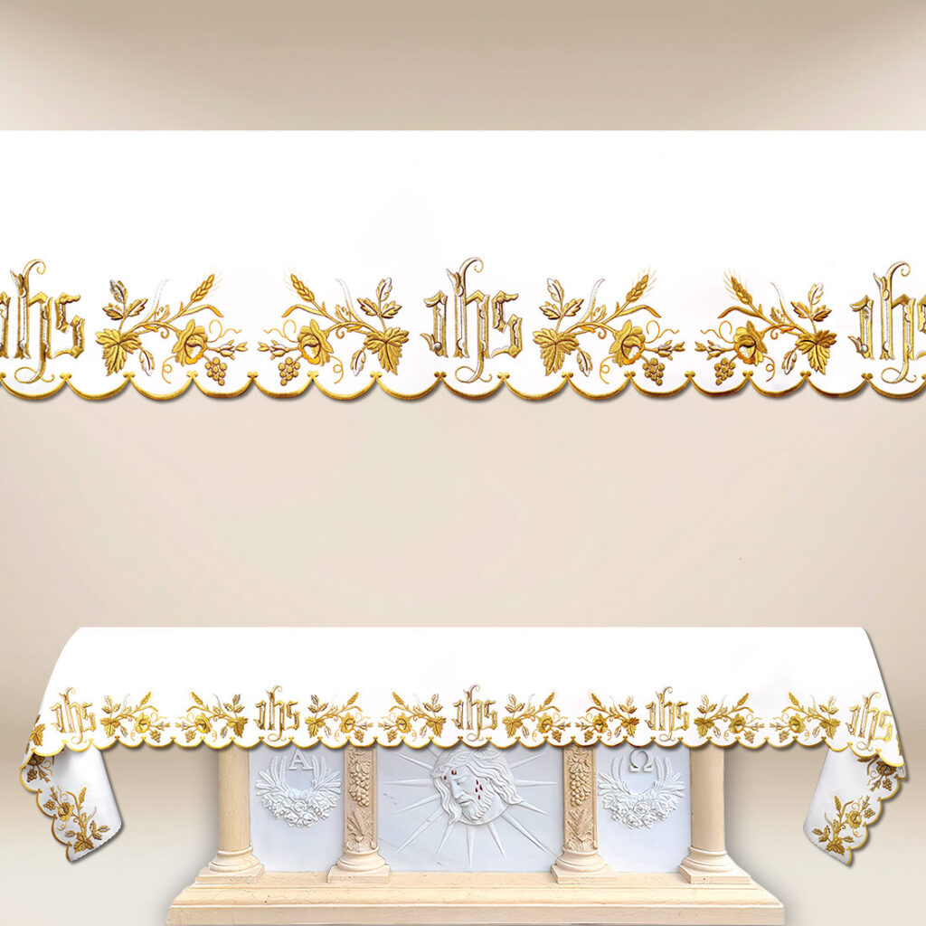 Toalha bordada com belo bordado dourado IHS