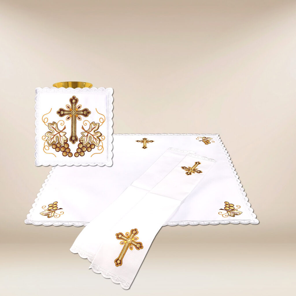 Conjunto de alfaias do cálice com bordado dourado