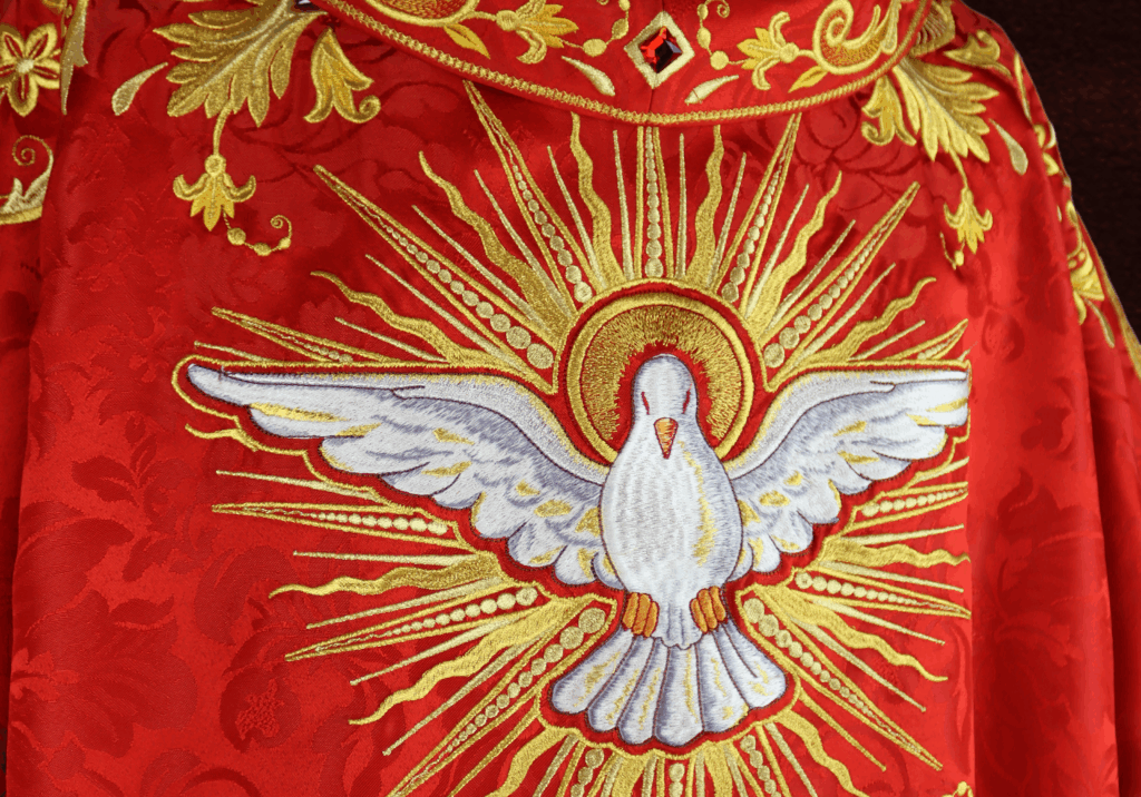 Casula bordada vermelha «Ignis Sanctus», com bordados em fio dourado