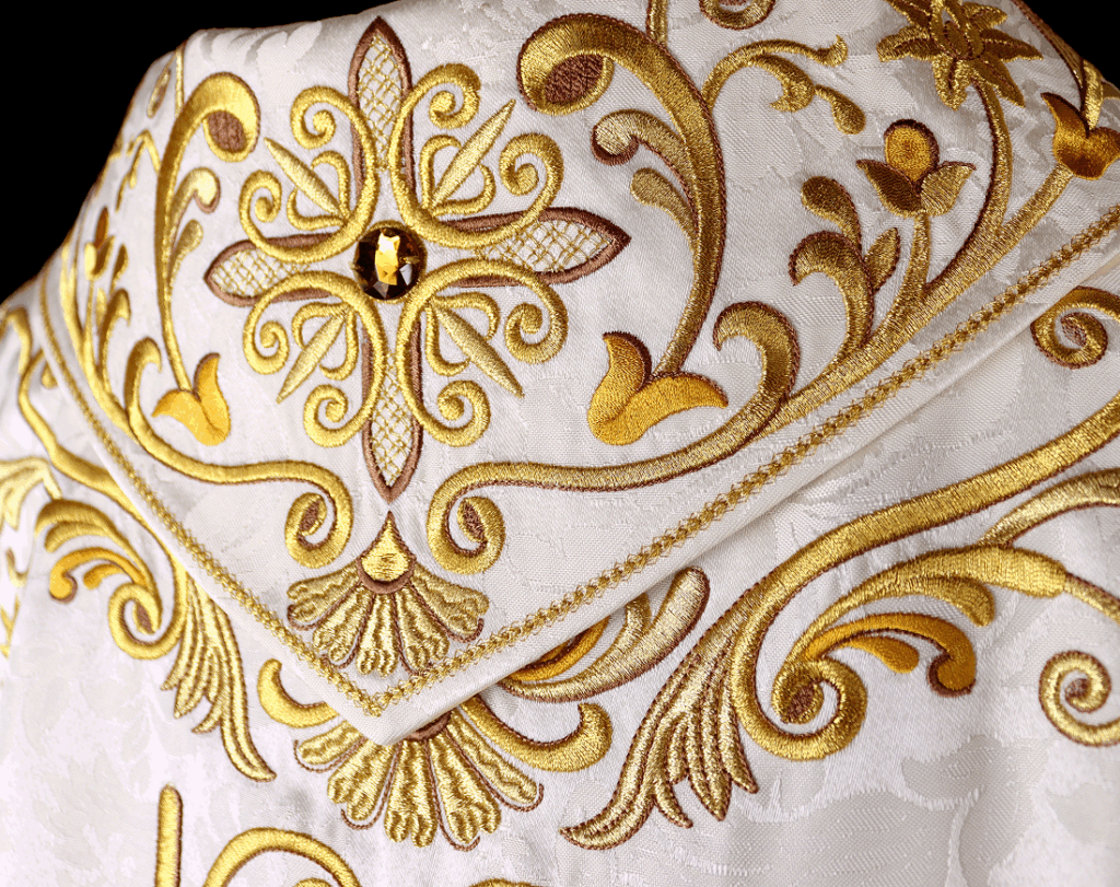 Close-up do bordado litúrgico dourado na casula de Jesus Misericordioso – detalhe da execução