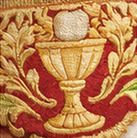 símbolo do cálice na decoração bordada da vestimenta litúrgica