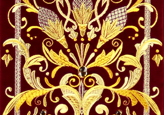 Bordado litúrgico dourado Pietre E Oro – detalhe do ornamento sobre veludo bordô