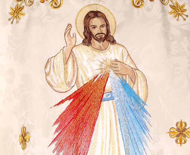 Imagem bordada de Jesus Misericordioso numa casula litúrgica