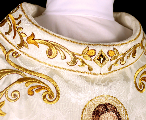 Gola bordada da casula com motivos litúrgicos em fio dourado