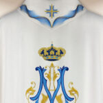 Casula mariana bordada em ecru
