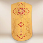Casula romana bordada com IHS dourado
