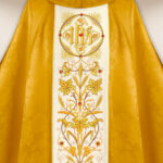 Casula bordada em jacquard dourado