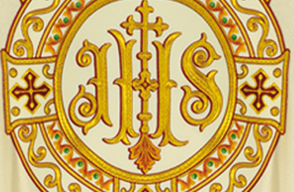 Casula sacerdotal bordada com símbolo do Cordeiro de Deus para liturgia solene
