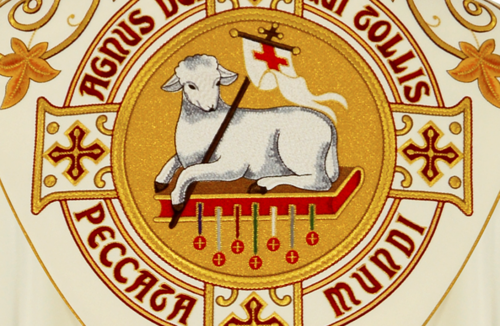 Bordado litúrgico Agnus Dei com acabamento refinado e composição clássica