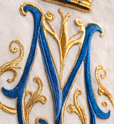 Detalhe decorativo vermelho e dourado em vestimenta litúrgica Ombre Colorate