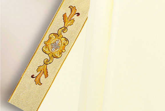 Detalhe ornamental dourado da coleção litúrgica Feliz Navidad