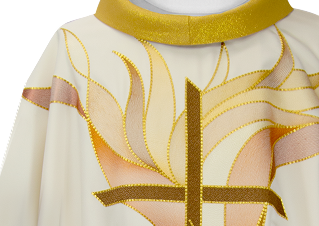 Detalhe do bordado litúrgico dourado da coleção Mistico