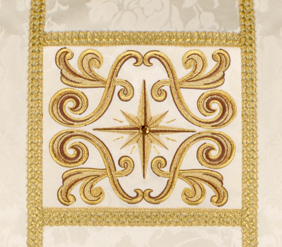 Detalhe do monograma IHS bordado na casula Brillante-Bianco