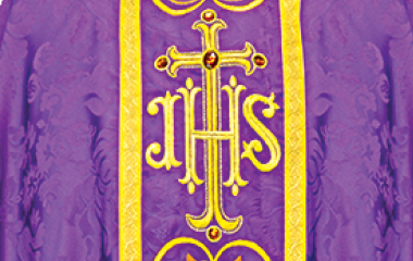 Bordado litúrgico violeta con monograma IHS