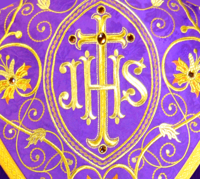 detalhe do bordado litúrgico IHS na casula – decoração eucarística