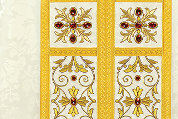 Tecido litúrgico branco com ornamentação clássica