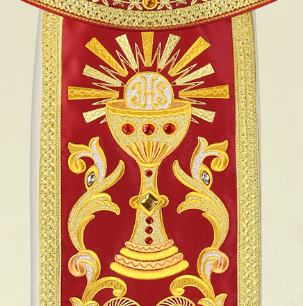 símbolo do cálice na decoração bordada da vestimenta litúrgica