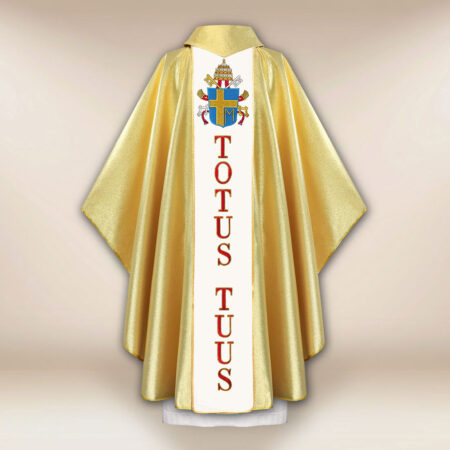 Casula dourada com imagem bordada de São João Paulo II