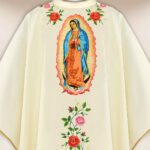 Casula bordada litúrgica ecru Mãe de Deus de Guadalupe