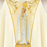 Casula com orphrey bordado Mãe de Deus de Fátima