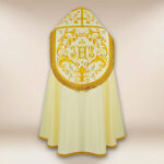 Haftowana kapa liturgiczna z monogramem IHS