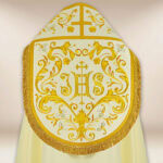 Haftowana kapa liturgiczna z monogramem IHS