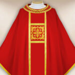 Elegante casula bordada vermelha