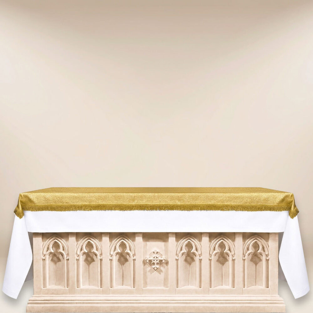 Cobertura de altar em brocado dourada